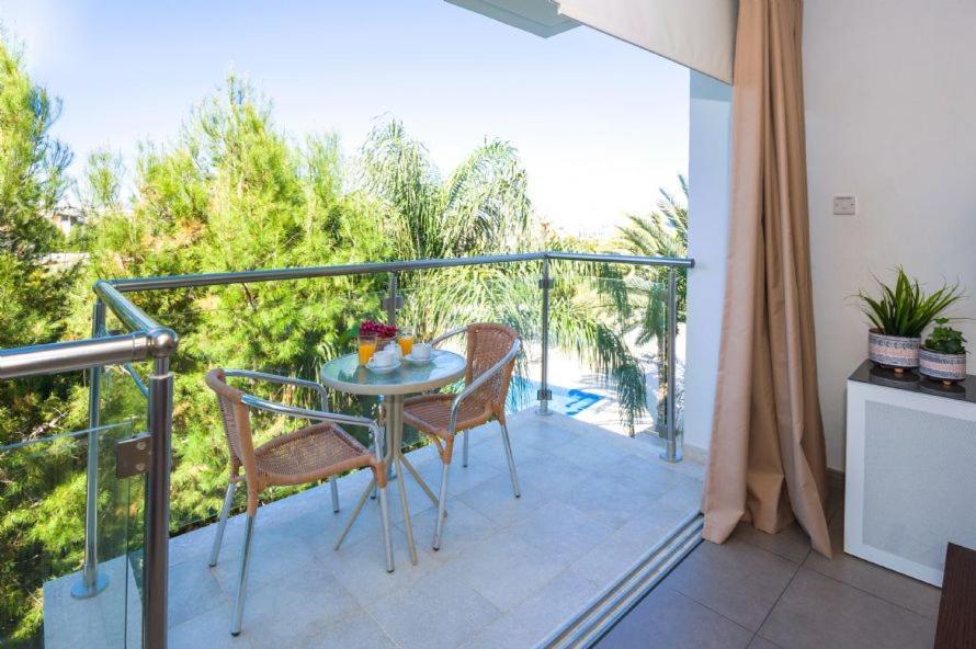 Lucile - Coralli Beachfront Apartment Paralimni Exterior foto