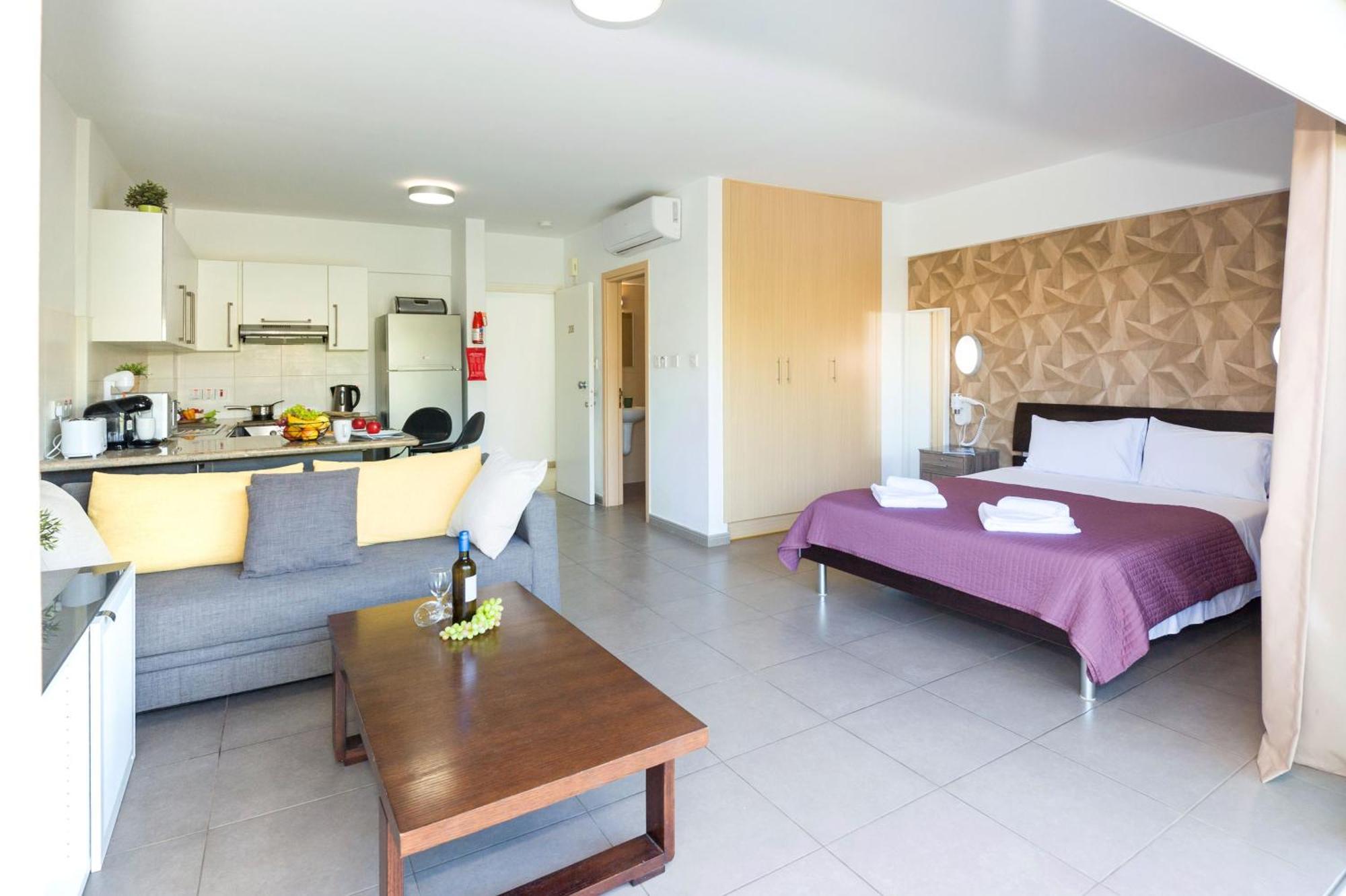 Lucile - Coralli Beachfront Apartment Paralimni Exterior foto