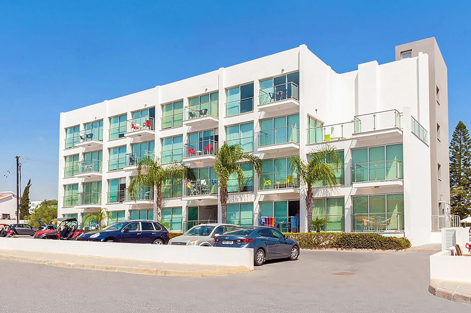 Lucile - Coralli Beachfront Apartment Paralimni Exterior foto